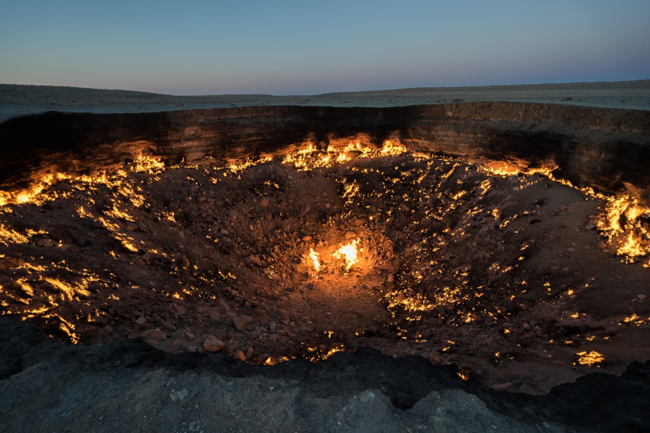 <b>¿Un pozo petrolero?</b> Los ingenieros encontraron lo que pensaron que era un pozo petrolero importante y comenzaron a perforar. Desafortunadamente, rompieron una bolsa cavernosa de gas natural que no soportó el peso de la maquinaria.
<br>