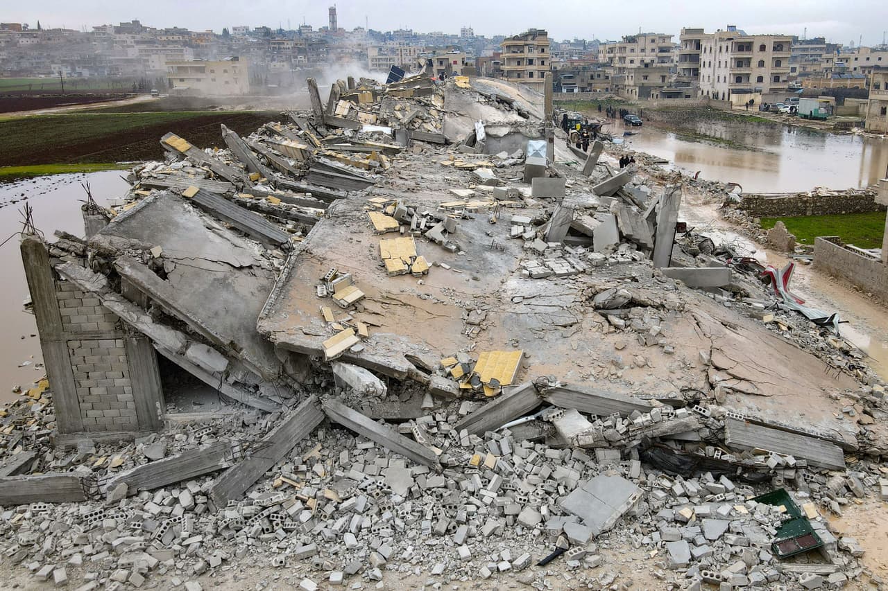 Una gráfica de la destrucción en Sarmada, en Siria. 
<b>Mira también</b>: 
<a href="https://www.univision.com/noticias/mundo/8-claves-peligrosidad-gravedad-terremotos">8 claves para entender la gravedad y potencial devastador de los terremotos</a>