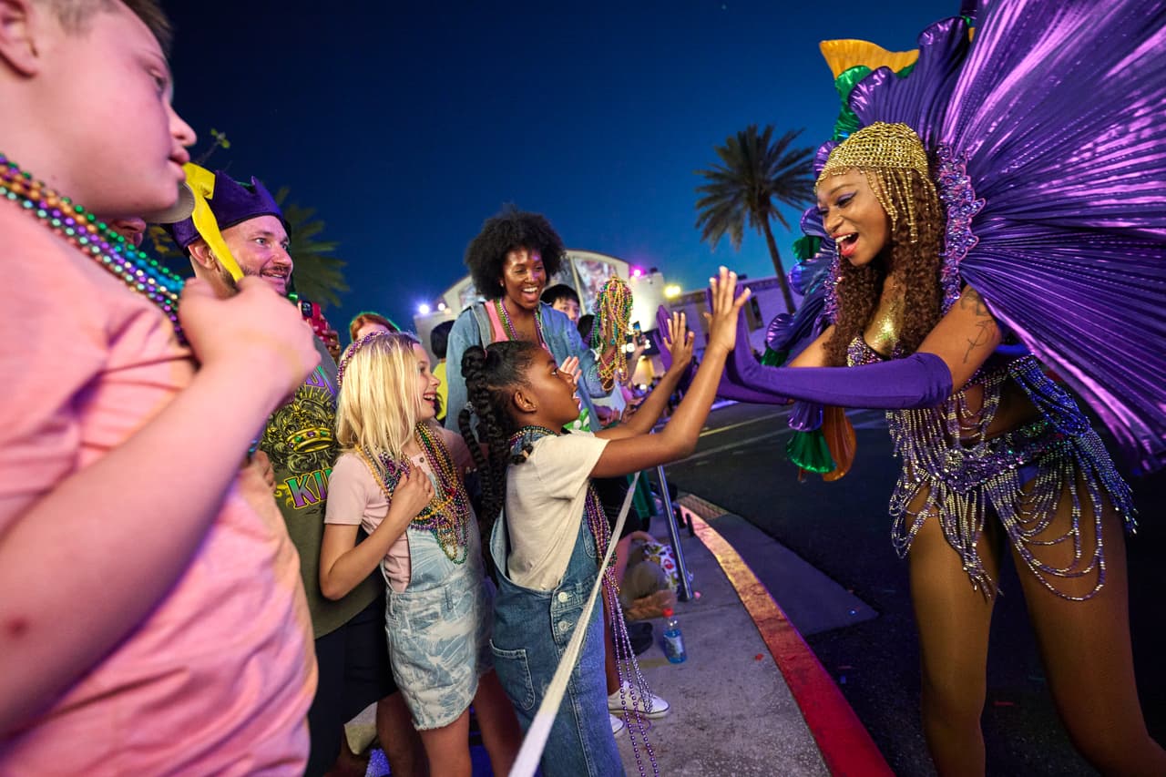 Seis nuevas carrozas temáticas de Nueva Orleans se suman al desfile de Mardi Gras con música y arte vibrante.