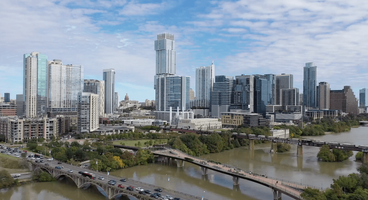 De hecho, un estudio del sitio 
<b><a href="https://smartasset.com/data-studies/top-boomtowns-in-america-2021" target="_blank">web SmartAsset</a></b> clasificó a Austin y a Round Rock como dos de las 50 ciudades en auge más importantes del país.
