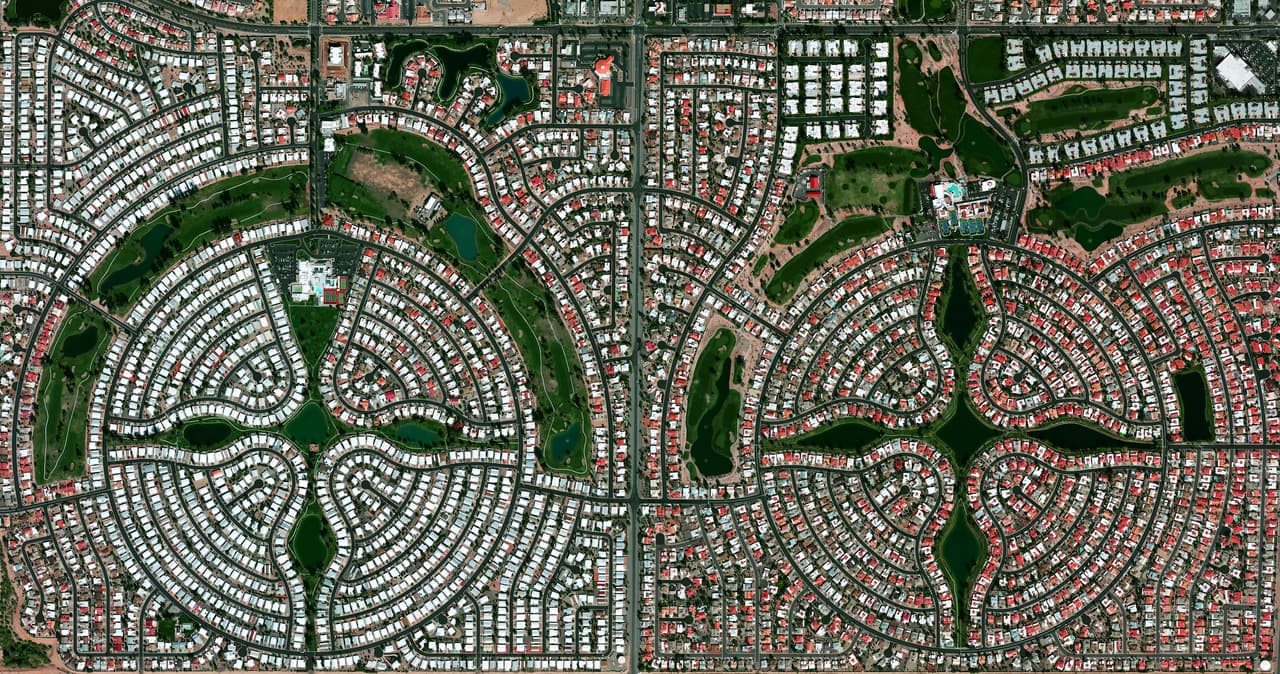 Sun Lakes, en Arizona, es una comunidad residencial con una población de aproxidamamente 14,000 residentes, de los que más de la mitad son ciudadanos mayores. De acuerdo a lo datos del censo de EEUU solo en el 0,1% de una comunidad de 6,683 viviendas viven menores de 18 años.