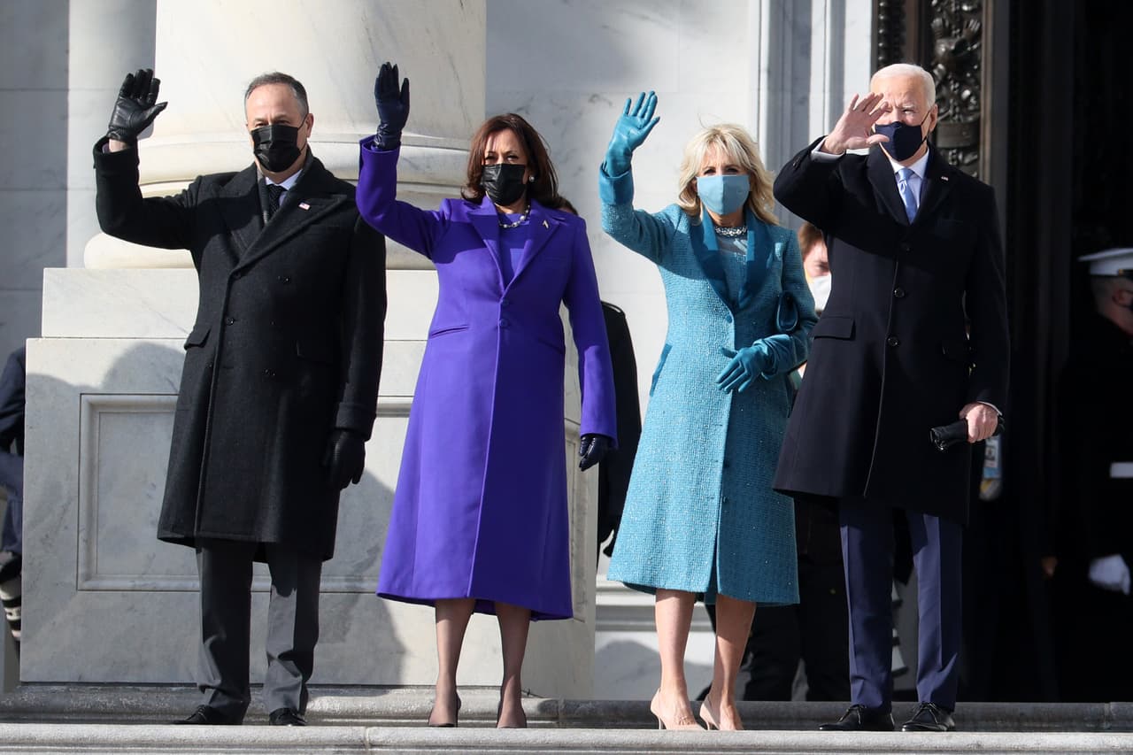 La entrada al Capitolio del presidente, la primera dama, la vicepresidenta y segundo caballero antes de la ceremonia. 
<a href="https://www.univision.com/temas/joe-biden"><u>Joe Biden</u></a> y 
<a href="https://www.univision.com/temas/kamala-harris"><u>Kamala Harris</u></a> serán juramentados en el espacio que hace una semana fue violentado por una turba de seguidores de Donald Trump, el presidente saliente.