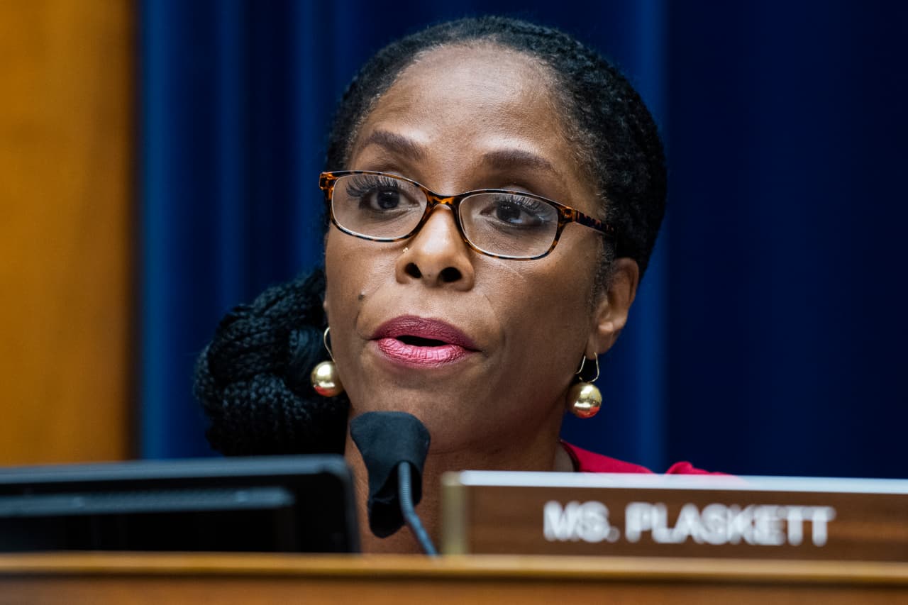 La 
<b>delegada Stacey Plaskett, de Islas Vírgenes</b>, al representar a un territorio y no a un estado del país no tiene derecho al voto en la Cámara y no pudo votar por el
<i> impeachment, </i>pero fue escogida por Pelosi para aportar toda su experiencia como exfiscal de distrito en Nueva York y abogada principal del 
<a href="https://www.univision.com/temas/departamento-de-justicia">Departamento de Justicia</a>.