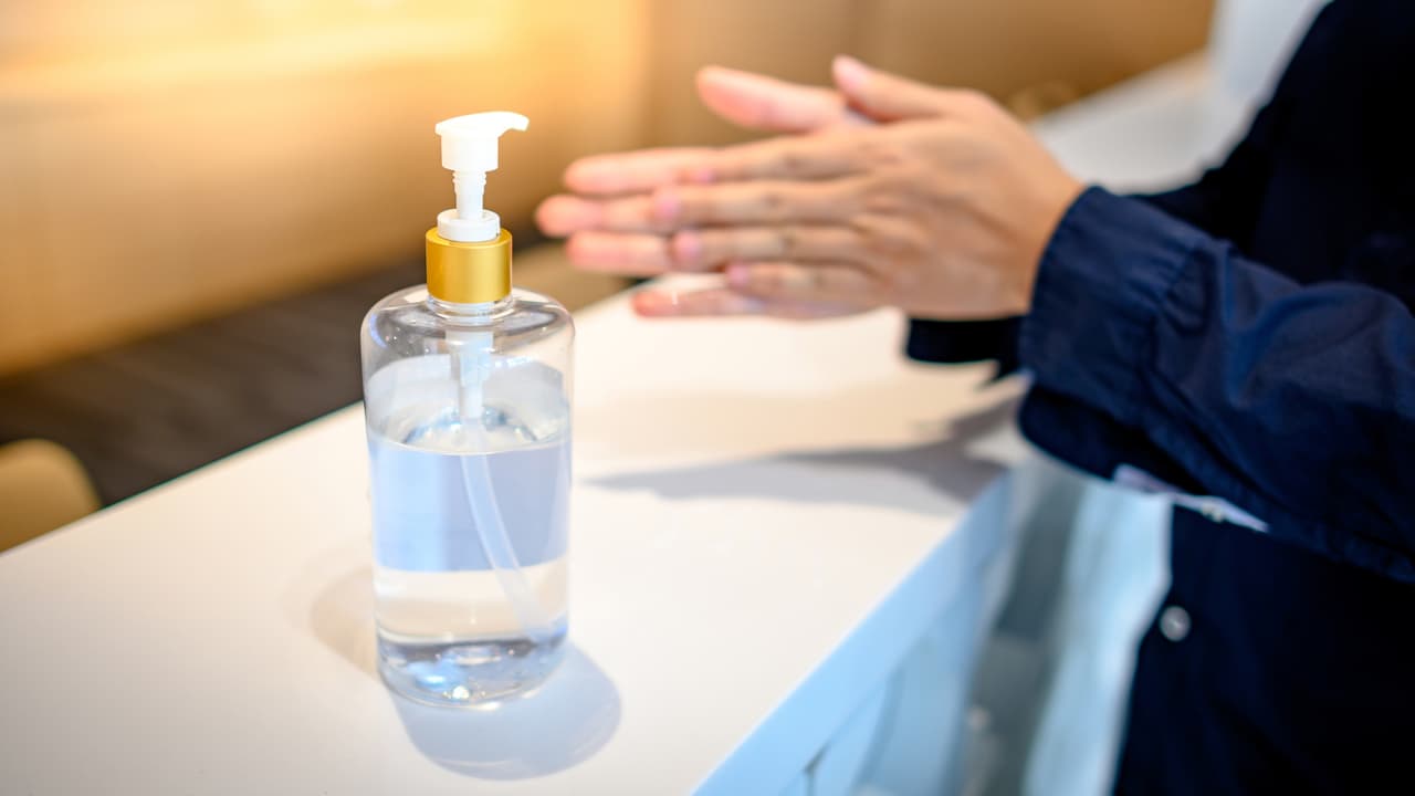 Para todos aquellas personas que han estado expuestas a estos productos y estén experimentando distintos malestares, la FDA recomienda comunicarse con su centro local de control de intoxicaciones "y buscar tratamiento médico inmediato para revertir los efectos tóxicos de la intoxicación por metanol". Asimismo, instó a profesionales de la salud y pacientes 
<a href="https://www.fda.gov/safety/medwatch-fda-safety-information-and-adverse-event-reporting-program" target="_blank">a informar cualquier tipo de problemas</a> experimentados con el uso de desinfectantes para manos al programa MedWatch Adverse Event Reporting de la FDA. 
<br>