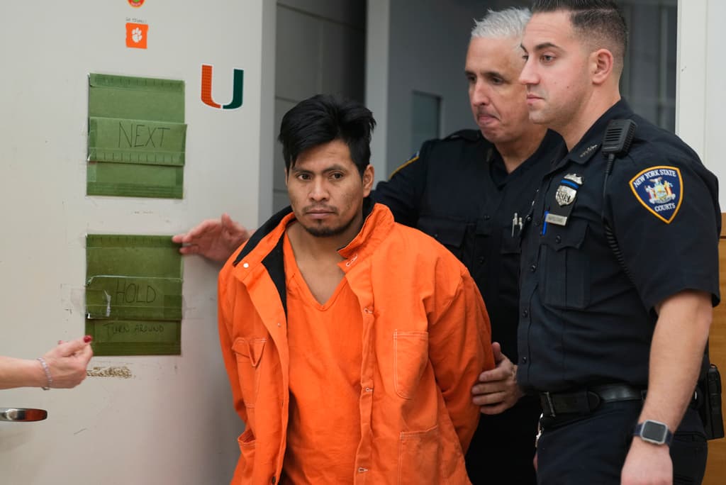 El testimonio de 
<b>Sebastián Zapeta</b> fue obtenido por las autoridades horas después de que huyera de la escena. Fue arrestado el mismo domingo 22 de diciembre, gracias al reporte de unos adolescentes a la policía de Nueva York. En ese momento se informó que el inmigrante
<b> <a href="https://www.univision.com/local/nueva-york-wxtv/identifican-a-mujer-quemada-tren-subway-nueva-york-originaria-nueva-jersey" target="_blank">no conocía a Debrina Kawam, la mujer de 57 años, que dormía</a></b> cuando se alega que él, 
<b>con un encendedor, le pegó fuego</b>.