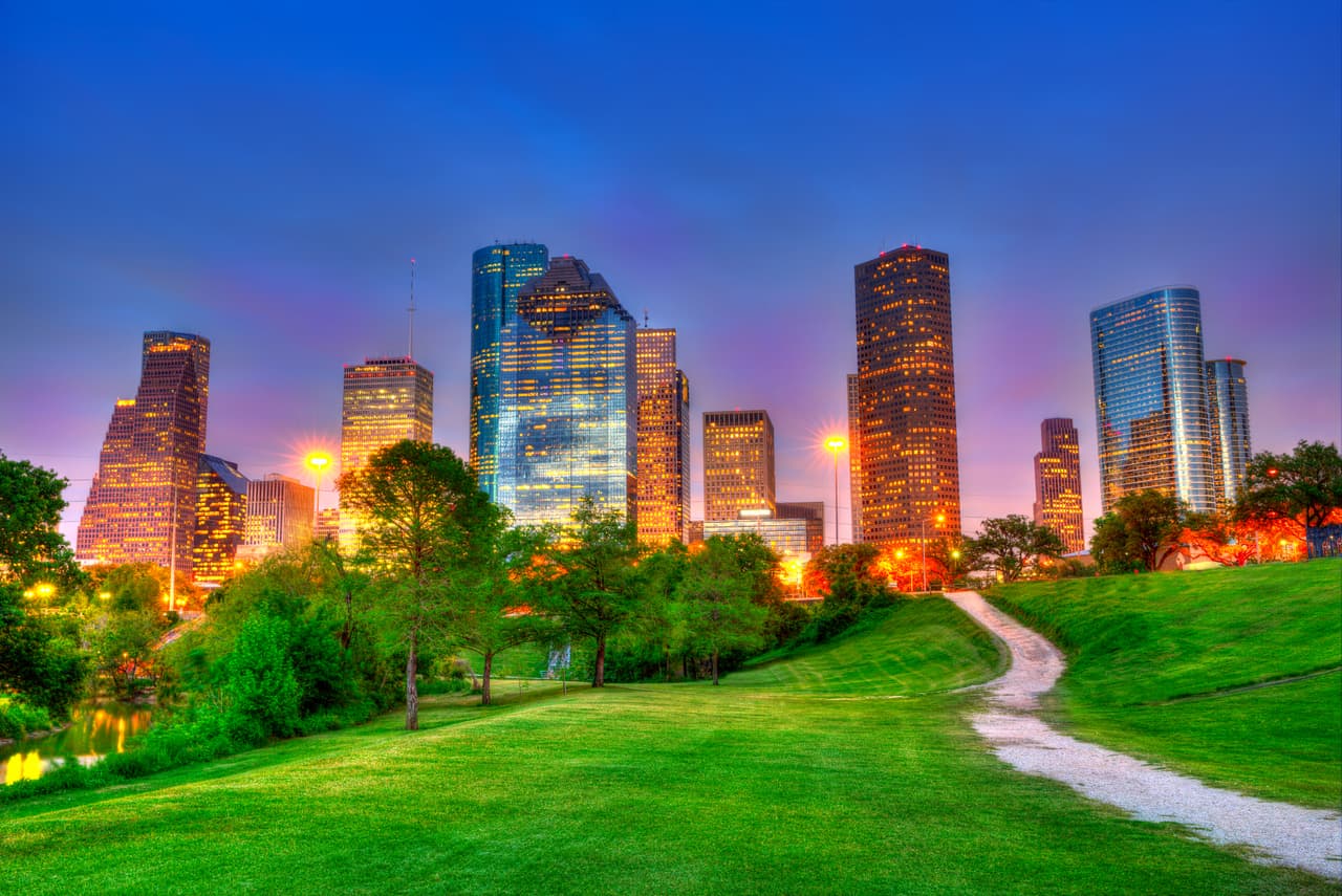 <b>Puesto 13. Texas</b>.
<br>
<br>Puntuación total: 50.23.
<br>
<br>Fuerza laboral inmigrante: puesto 8.
<br>
<br>Contribución socioeconómica: puesto 11.
<br>
<br>Ganancia de cerebros e innovadores: puesto 20.
<br>
<br>Cantidad de estudiantes internacionales: puesto 25.
<br>
<br>Los estados con el porcentaje más bajo de trabajadores inmigrantes especializados en ciencia, tecnología, ingeniería y matemáticas son Dakota del Norte, Mississippi, Montana, Dakota del Sur y Wyoming.