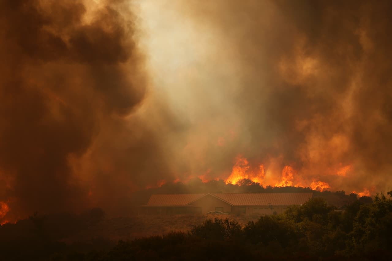Carreteras cerradas, refugios temporales, personas que se rehusan a dejar su patrimonio y que finalmente ceden porque la vida es más importante, es algo de lo que los incendios han dejado.