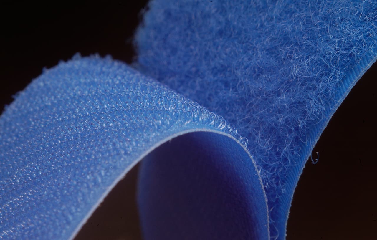 <h3 class="cms-H3-H3">22. Velcro</h3>
<br>
<br>Después de un viaje de cacería en los Alpes, el ingeniero suizo George de Mestral regresó con erizos de bardana pegados a su ropa y a su perro. Intrigado por su tenacidad, miró su estructura en forma de gancho bajo un microscopio y notó cómo los ganchos se unían a cualquier cosa con bucles. 
<br>
<br>Después de años de pruebas, De Mestral patentó en 1941 una versión sintética del sistema de velcro como sujetador para textiles.
<br>