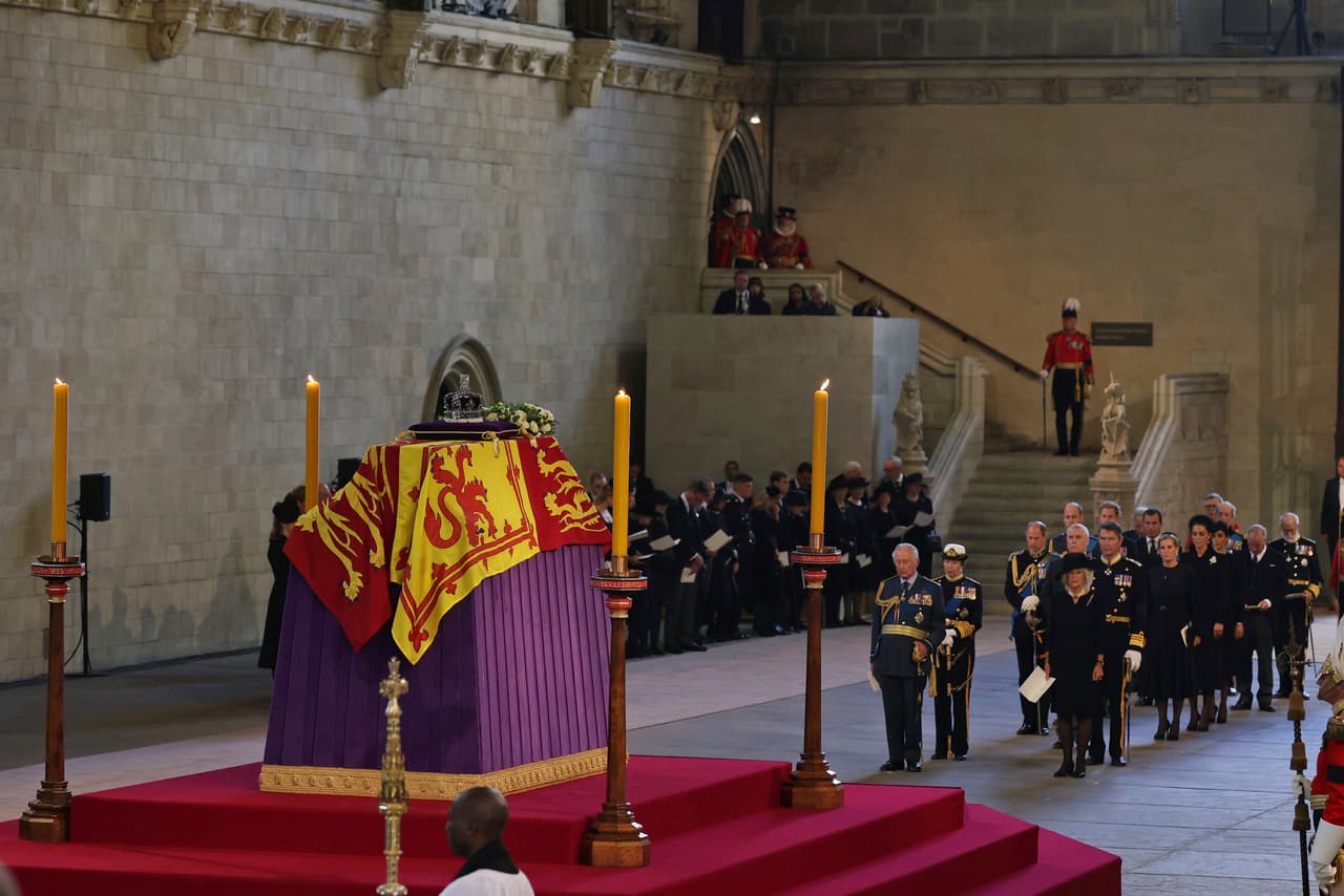 Los miembros de la Guardia Real bajaron en silencio a un ritmo constante los escalones del salón bajo una gran vidriera, luego pasaron junto al ataúd que estaba cubierto con el estandarte real. El féretro fue colocado en una plataforma elevada conocida como catafalco por ocho portadores.
