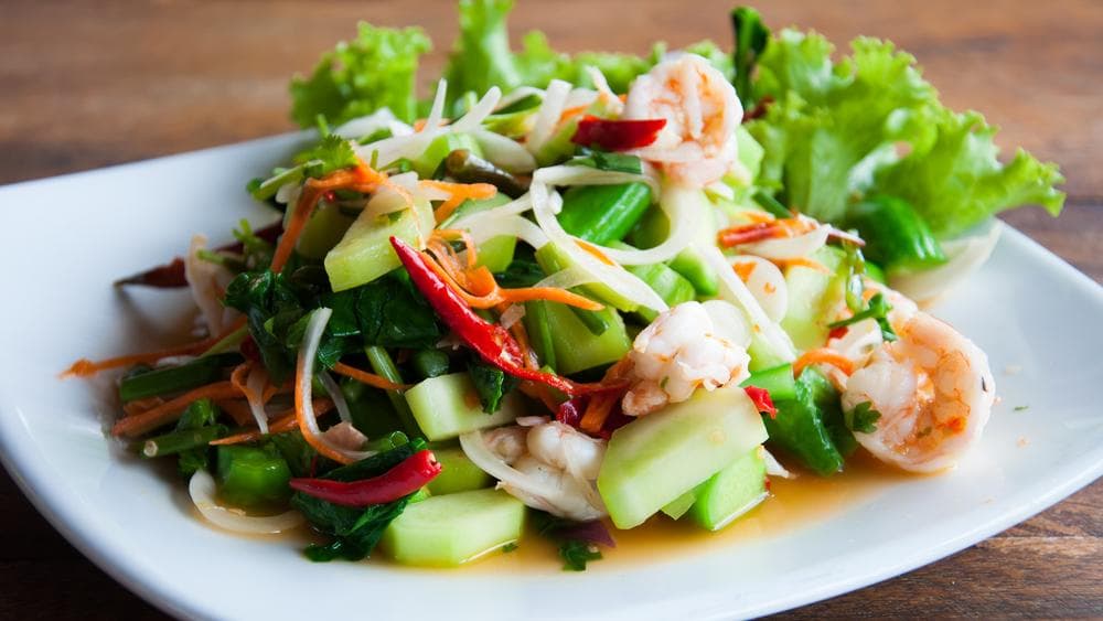 Para un almuerzo diferente, prueba esta 
<a href="https://www.univision.com/noticias/reto-28/ensalada-asiatica-reto-28">receta</a> de ensalada asiática con camarones y fideos de arroz. Queda buenísima con una vinagreta de aceite de ajonjolí y vinagre de arroz.