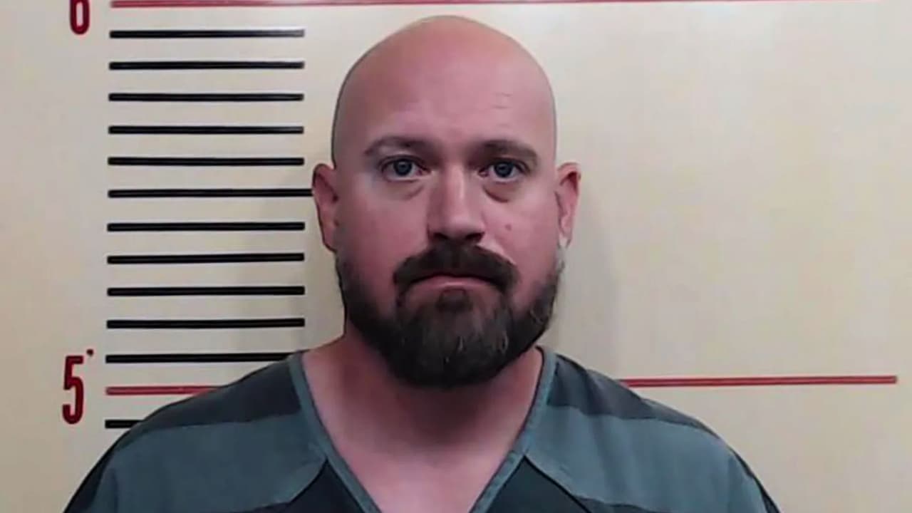 Lo que parecía 
<b>una conversación de reconciliación en una cafetería terminó en tragedia</b>. Justin Anthony Banta, un empleado 
<a href="https://www.justice.gov/" target="_blank">del Departamento de Justicia de Estados Unidos</a>, enfrenta cargos graves en Texas tras ser 
<b>acusado de provocar la pérdida del embarazo de su exnovia sin su consentimiento.</b>