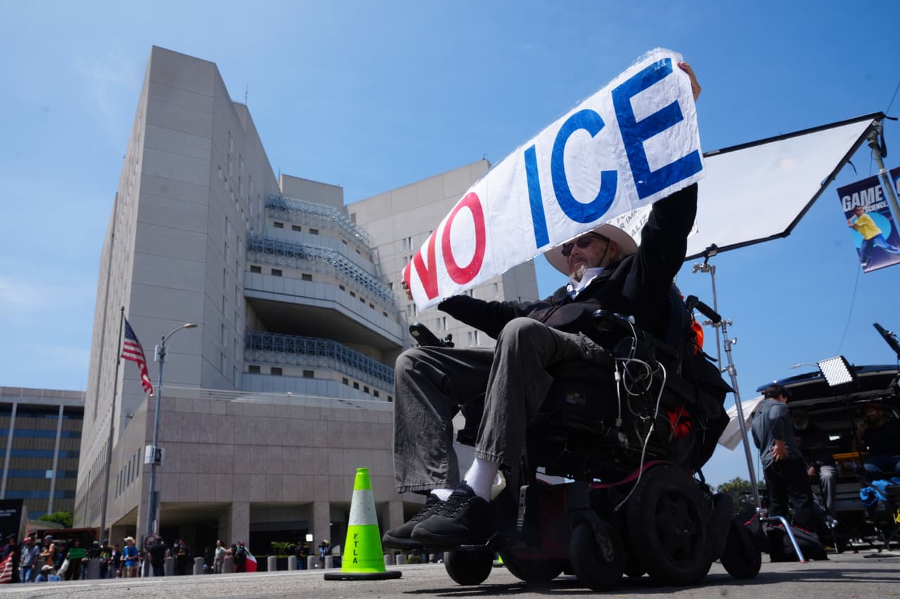 El veterano de la guerra de Corea, Jack Harrison, de 89 años, en silla de ruedas y originario de Michigan, sostiene un cartel con la leyenda «NO ICE» (No a ICE) frente al Centro Metropolitano de Detención de Los Ángeles el miércoles 11 de junio de 2025.