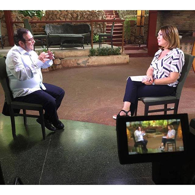 Timochenko, ex lider de las FARC, junto a María Elena Salinas, en una entrevista para Univision.