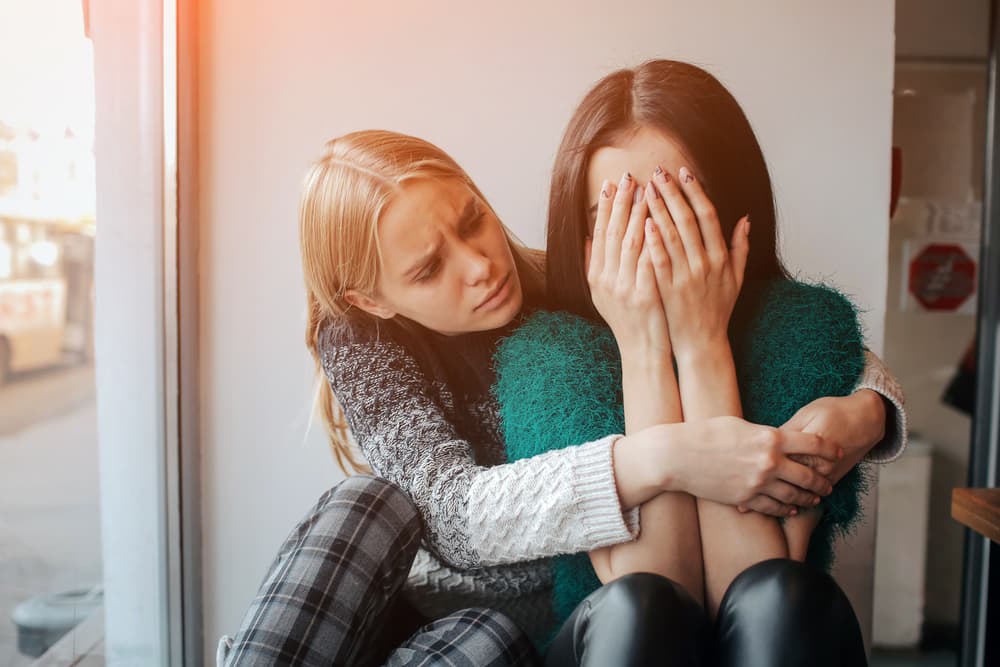 A un Libra no le gusta llorar, soltarán una que otra lágrima de repente porque normalmente son muy duros pero lo que sí les afectará es algún problema con alguien cercano a ellos, como su familia o mejores amigos.