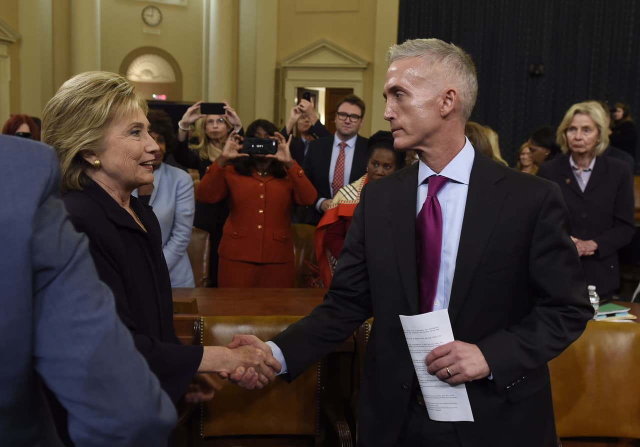 <b>Las 11 horas de declaración sin sudar. </b>La todavía fresca aspirante a la nominación demócrata estrecha la mano del sudado presidente del comité de investigación sobre Bengasi, el republicano Trey Gowdy, al 
<b><a href="http://www.univision.com/noticias/destino-2016/las-11-horas-de-declaracion-de-hillary-clinton-sobre-bengasi-en-fotos">concluir un interrogatorio de 316 preguntas. </a></b>La candidata demócrata defendió firmemente su actuar y evitó cometer cualquier error que pudiera perjudicar sus aspiraciones presidenciales. El comité tenía por fin averiguar qué pasó antes, durante y después de los ataques en los que perdieron la vida cuatro estadounidenses. 23 de octubre de 2015.
<br>