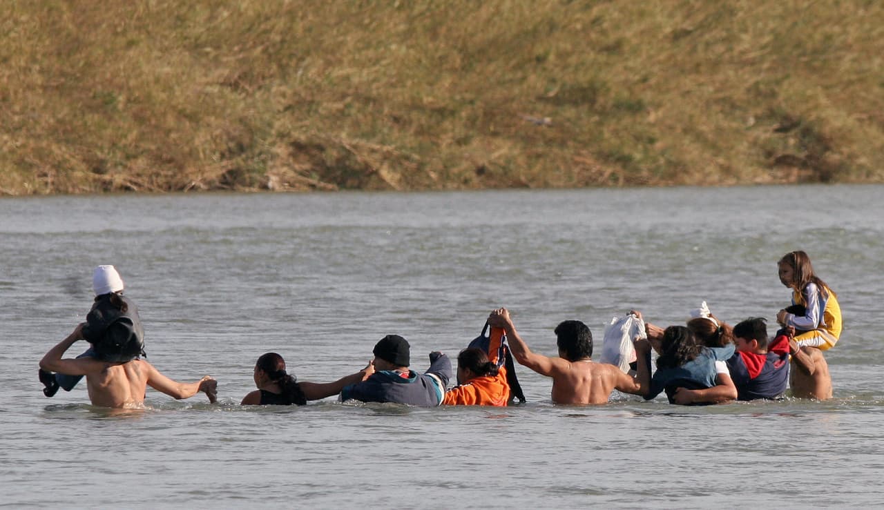 <b>Piedras Negras. </b>Siguiendo el recorrido del río por la frontera se encuentra Piedras Negras. En la fotografía de 2006, varios inmigrantes cruzan el Rio Bravo hacia Estados Unidos en Piedras Negras, Estado de Coahuila, México.