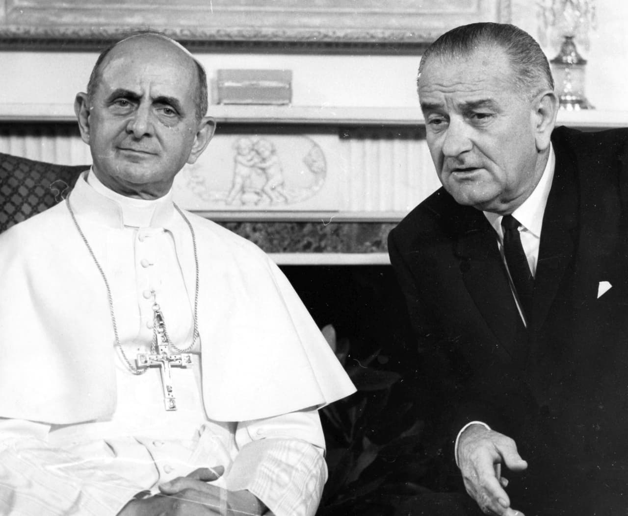 <b>Pablo VI y Lyndon Johnson</b>
<br>
<br>En octubre de 1965 el presidente Lyndon Johnson se encontró con el papa en una suite del hotel Waldorf-Astoria de Manhattan, Nueva York. En ese entonces, el pontífice era un jefe de un Estado no reconocido oficialmente por Estados Unidos. 
<br>
<br>Ese día Johnson le obsequió una fotografía autografiada de él mismo y dos años más tarde, en la siguiente reunión en el Vaticano, el estadounidense le regaló al pontífice un busto de sí mismo de 30 centímetros de altura.
<br>