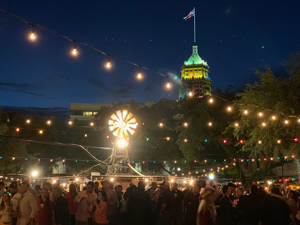 <h2 class="cms-H2-H2">A Night in Old San Antonio (NIOSA)</h2>
<br>
<ul>
 <li class="li1">Cuándo: 29 de abril</li>
</ul> 
<ul>
 <li class="li1">Hora: 17:30 - 22:30 horas</li>
</ul> 
<ul>
 <li class="li1">Dónde: La Villita</li>
</ul> 
<ul>
 <li class="li1">Qué es: Un evento para recaudar fondos para mantener el acervo cultural e histórico de San Antonio. Habrá comida, música y eventos de diversidad cultural.</li>
</ul> 
<ul>
 <li class="li1">Costo: 20 dólares</li>
</ul>