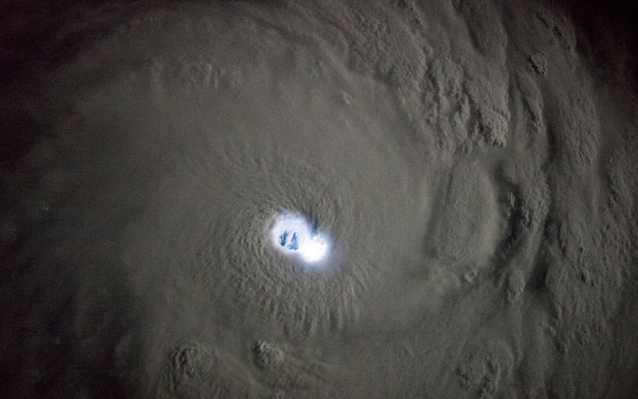 <b>El ojo eléctrico del ciclón Bansi. </b>Foto del 12 de enero de 2015 muestra al ciclón tropical Bansi en el Océano Índico desde la Estación Espacial Internacional. El ojo del ciclón está brillante por un rayo en o cerca de la pared del ojo. 
<br>
<br>