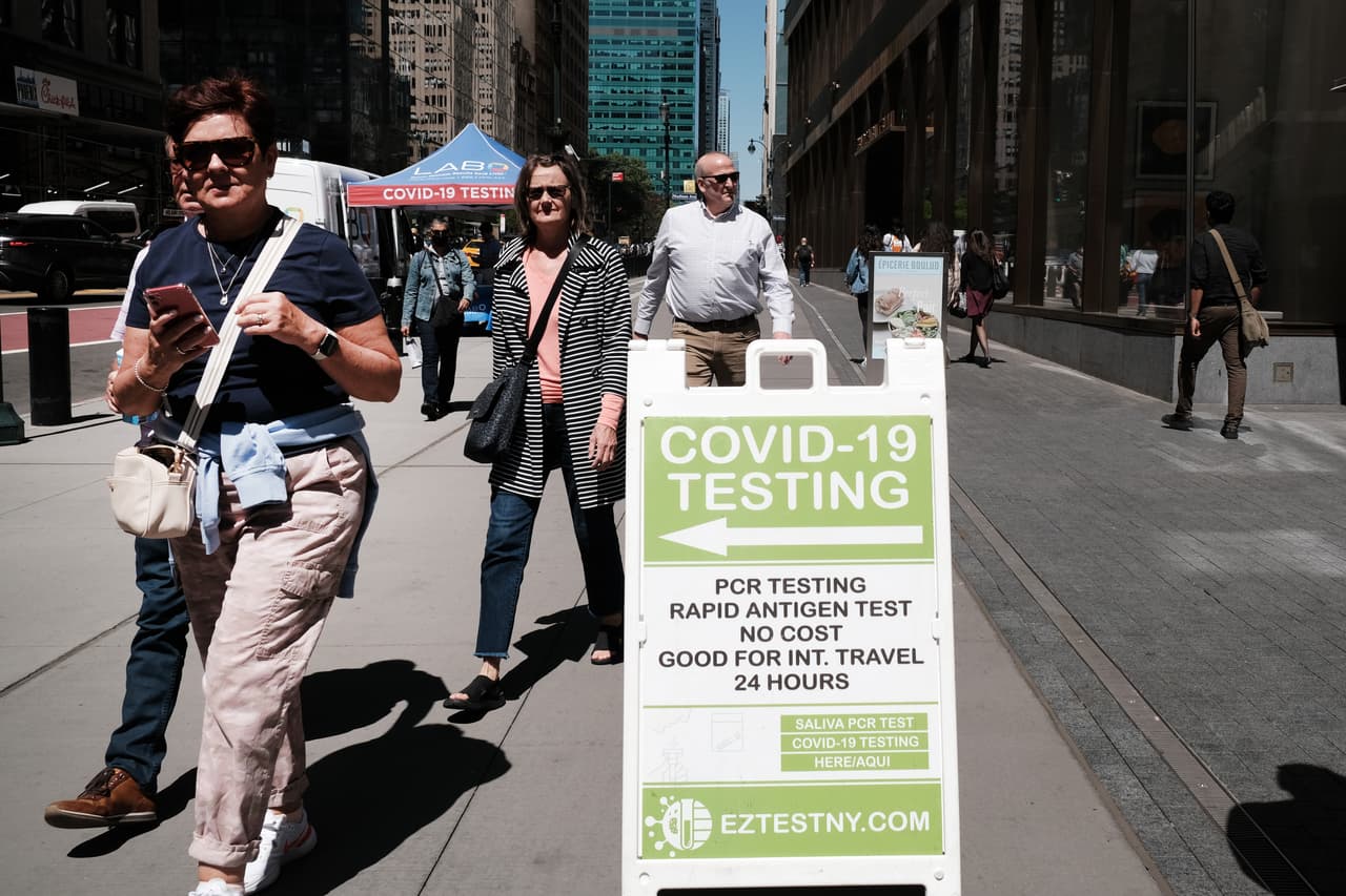 Entre otras recomendaciones, se pide realizarse una prueba en caso de síntomas o exposición a casos positivos de covid-19.