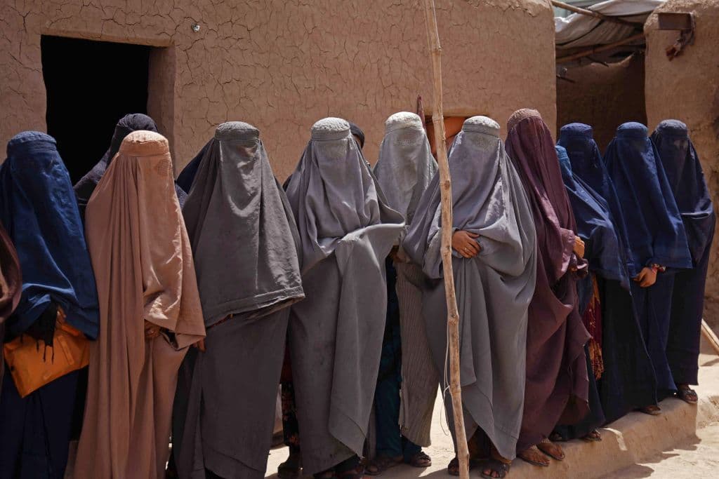 Uno de los mandatos impuestos por los talibanes es que las mujeres 
<b>vayan totalmente cubiertas y además lleven tonos oscuros</b>. Están prohibidos el maquillaje, los tacones y el permufe: la mujer debe pasar desapercibida.