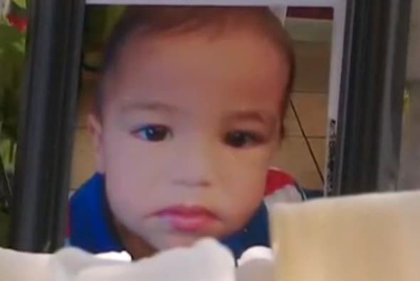Manuel 'Manny' Aguílar fue encontrado muerto en el 
<a href="https://www.univision.com/chicago/wgbo/noticias/muertes/salen-a-luz-escalofriantes-detalles-de-la-muerte-de-un-nino-de-cuatro-anos-en-chicago"><b>sótano de una casa abandonada al sur de la ciudad</b></a>
<b>.</b> Reportes preliminares lo habrían identificado como un bebé debido al alto grado de desnutrición que presentaba. El menor fue encontrado en envuelto bajo una manta en una casa que se incendiaba. La madre del menor junto a su novio de 17 años enfrentan cargos de encubrir la muerte del pequeño. De acuerdo con la fiscalía, el pequeño vivía encerrado en el cuarto de las bicicletas, entre orines y excrementos, y su madre apenas lo alimentaba.