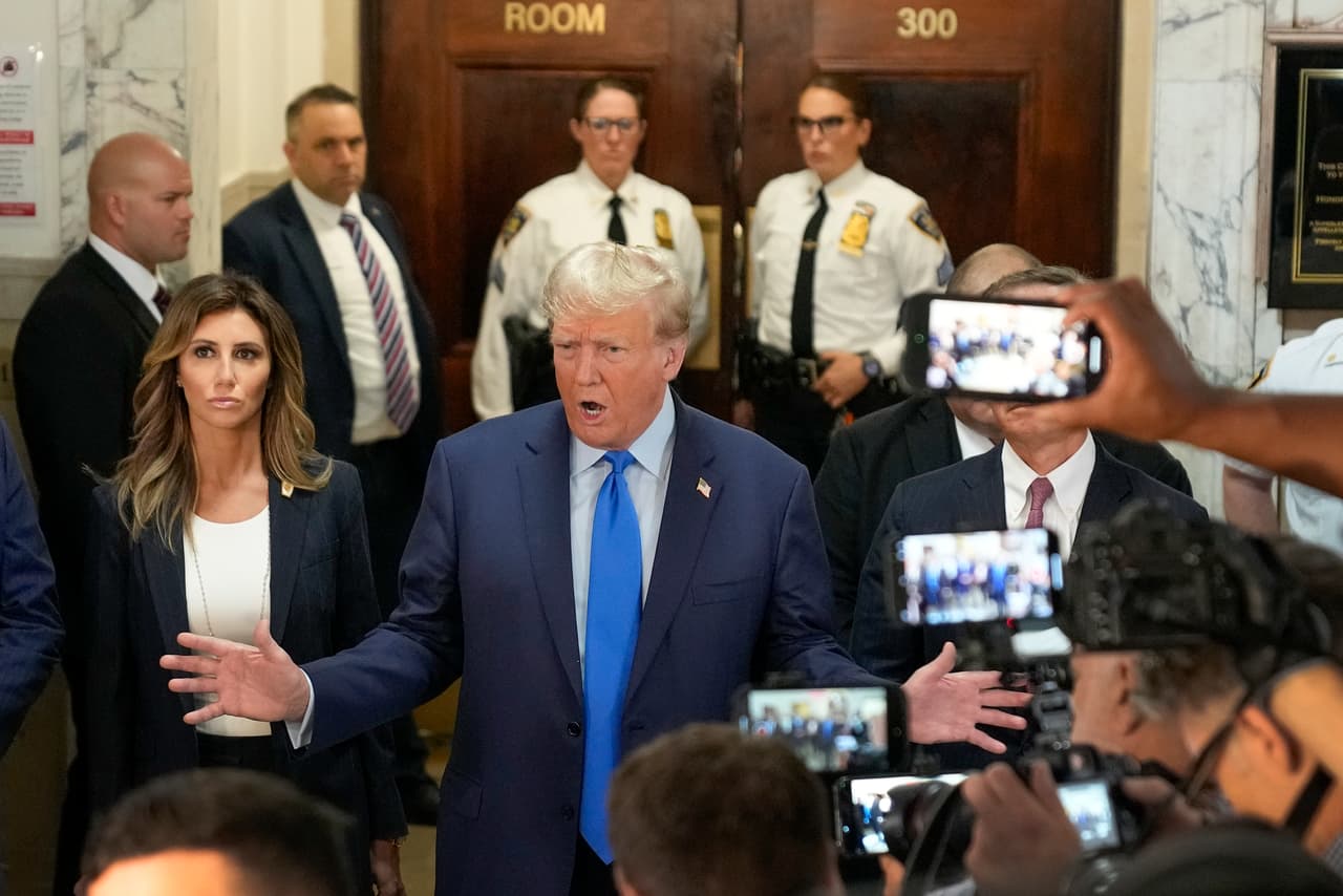 Trump habló durante unos diez minutos al llegar a la sede del tribunal y repitió sus ataques contra la fiscal y el juez, y volvió a declararse la víctima en el caso.. (AP Photo/Seth Wenig)