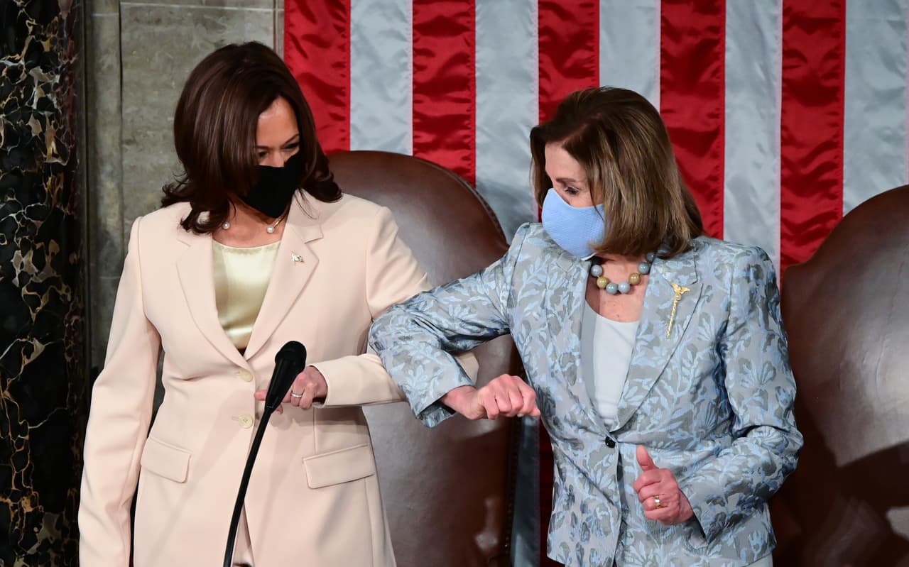 Kamala Harris (izq.) saluda a la presidenta de la Cámara de Representantes de los Estados Unidos, Nancy Pelosi, antes del presidente Joe Biden hable en una sesión conjunta del Congreso.