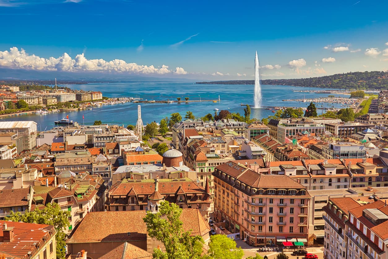 <b>7. Ginebra, Suiza: </b>Es la segunda ciudad más poblada de Suiza y también la segunda más poblada. Aunque es una de las ciudades más caras del mundo, es también una de las primeras del Índice de habitalidad global, que también realiza anualmente The Economist Intelligence Unit (EIU) y en el que incluyen a las ciudades que ofrecen mejores condiciones de vida. Ginebra es sede de importantes organizaciones internacionales como la sede europea de la ONU, la Organización Mundial de la Salud (OMS) o la Organización Mundial del Comercio (OMC) entre otras tantas.