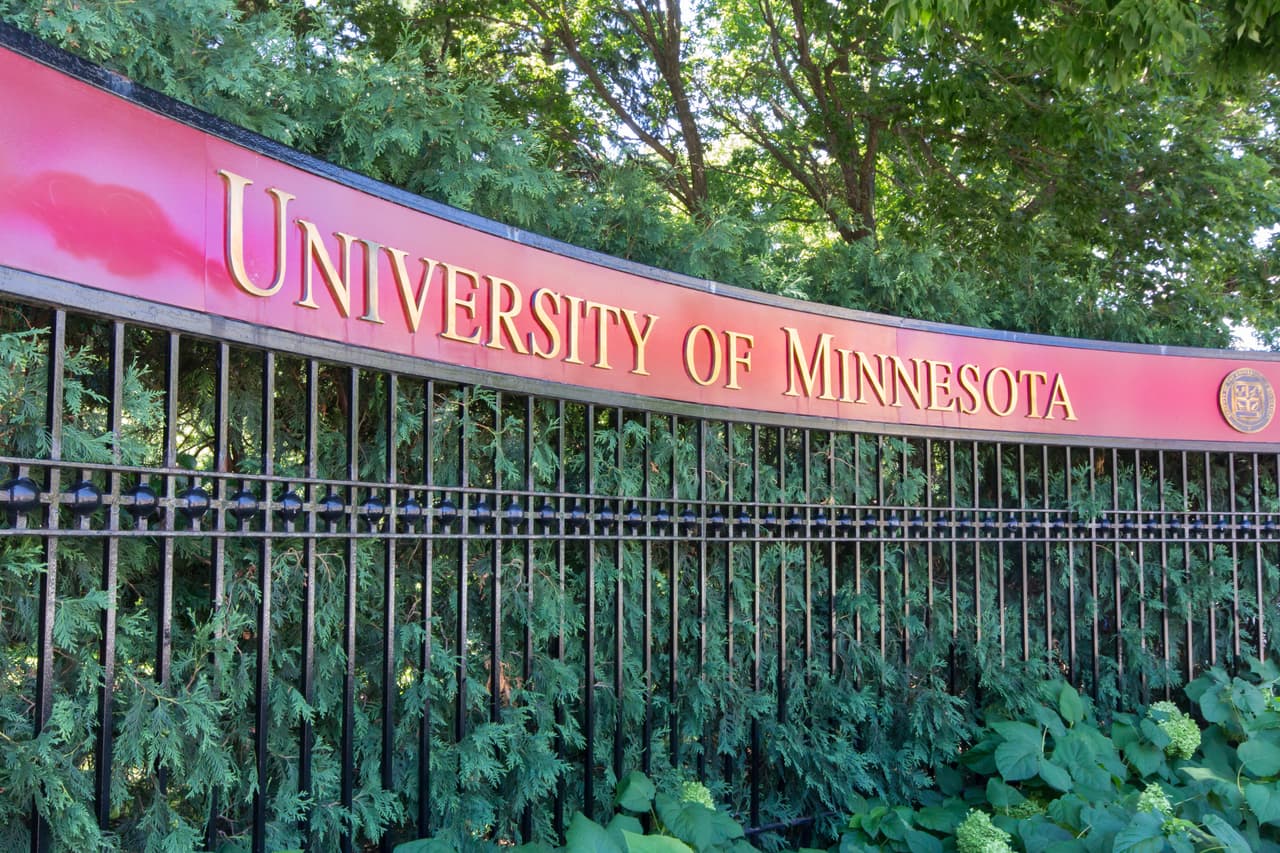 <b>Minnesota:</b> A través del Minnesota Dream Act los estudiantes DACA son elegibles para pagar tarifas estatales y tener acceso a ayudas financieras. Para eso deben haber asistido durante tres años a una preparatoria del estado, o haberse graduado o recibido un GED en Minnesota.