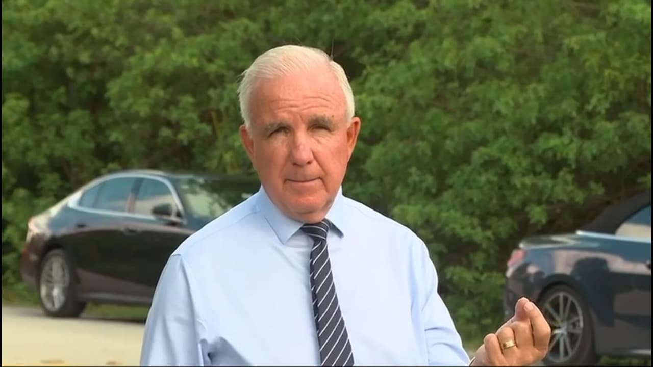 Congresista Carlos Giménez visita cárcel de migrantes de Krome en Miami-Dade