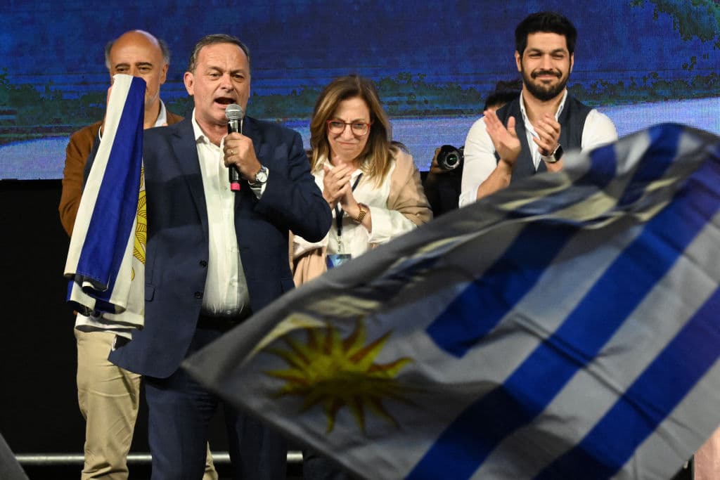 Alvaro Delgado, candidato presidencial por el oficialista Partido Nacional, habla a sus seguidors durante la noche electoral.