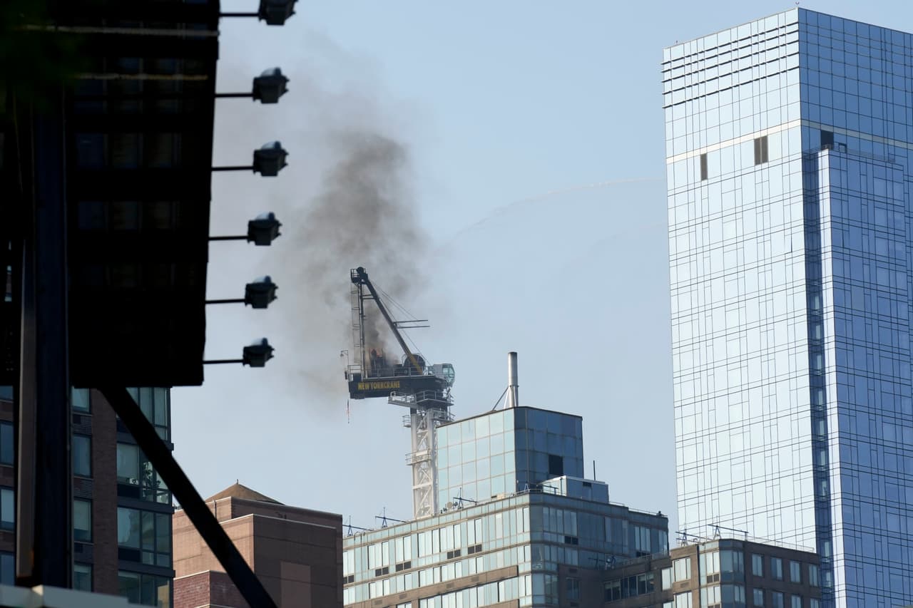 El trabajador trató de extinguirlo pero no lo logró, por lo que tuvo que salir de la grúa para ponerse a salvo, confirmaron las autoridades.
<br>