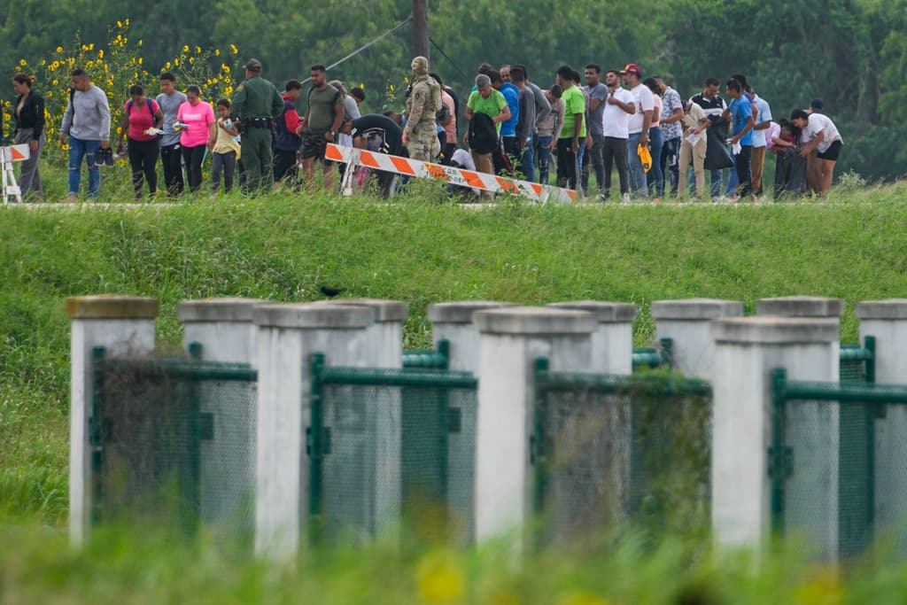 Asoma un tercer plan migratorio en el Congreso en medio de intentos por evitar un cierre del gobierno 