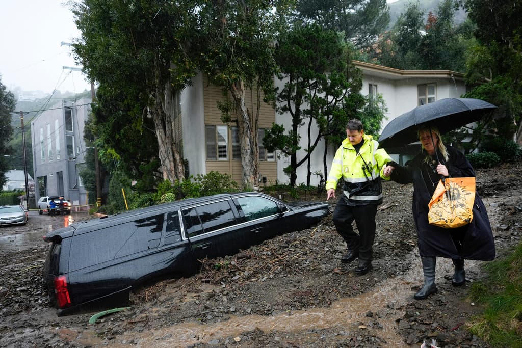 Vecinos de Beverly Crest requirieron de ayuda para poder salir de sus hogares.