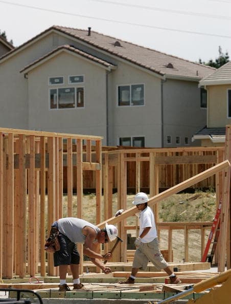 <b>¿Como funciona?</b>
<br>
<br>
<b>Las casas de hábitat no son regalos.</b> A través del trabajo voluntario y las donaciones de dinero y materiales, Habitat construye, repara y rehabilita casas sencillas y decentes junto con familias socias propietarias. 
<br>
<br>Estas familias no solo trabajan en sus propias casas, sino que también trabajan en otras casas. 
<br>
<br>Las familias socias hacen pagos iniciales, pagan impuestos y tienen hipotecas mensuales, pero las hipotecas son financiadas por Habitat sin intereses. Estos pagos hipotecarios permiten construir más viviendas de Habitat.