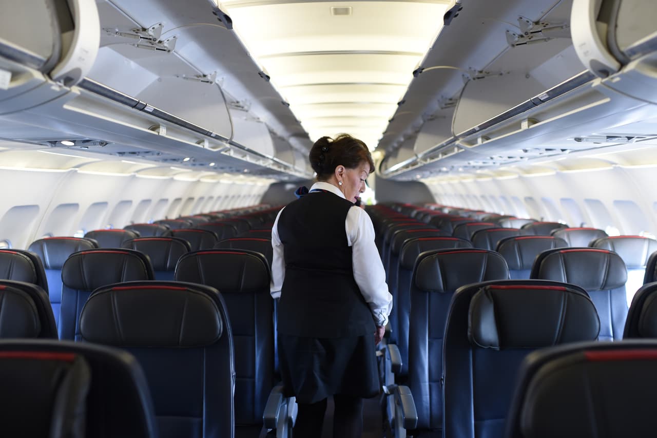 <b>Unas tostadas quemadas desatan pánico (Mayo 18 de 2014)</b>
<br>El vuelo de American 1532 despegó a las 6:36 a.m. del aeropuerto de Boston rumbo a Miami. Sin embargo, cuando los pasajeros empezaron a percibir un olor a quemado le avisaron a la azafata, estaban seguros de que algo extraño estaba ocurriendo. Ante la situación, el piloto consideró que era mejor regresar a la ciudad de la que habían partido. Después de inspeccionar la aeronave, los oficiales
<a href="https://www.nbcmiami.com/news/local/Burning-Bread-Crumbs-Send-Miami-Bound-Plane-Back-to-Boston-259721911.html"> le dijeron a NBC Miami </a>que el olor lo estaban generando unas boronas de tostadas que se habían quemado.
<br>
<br>