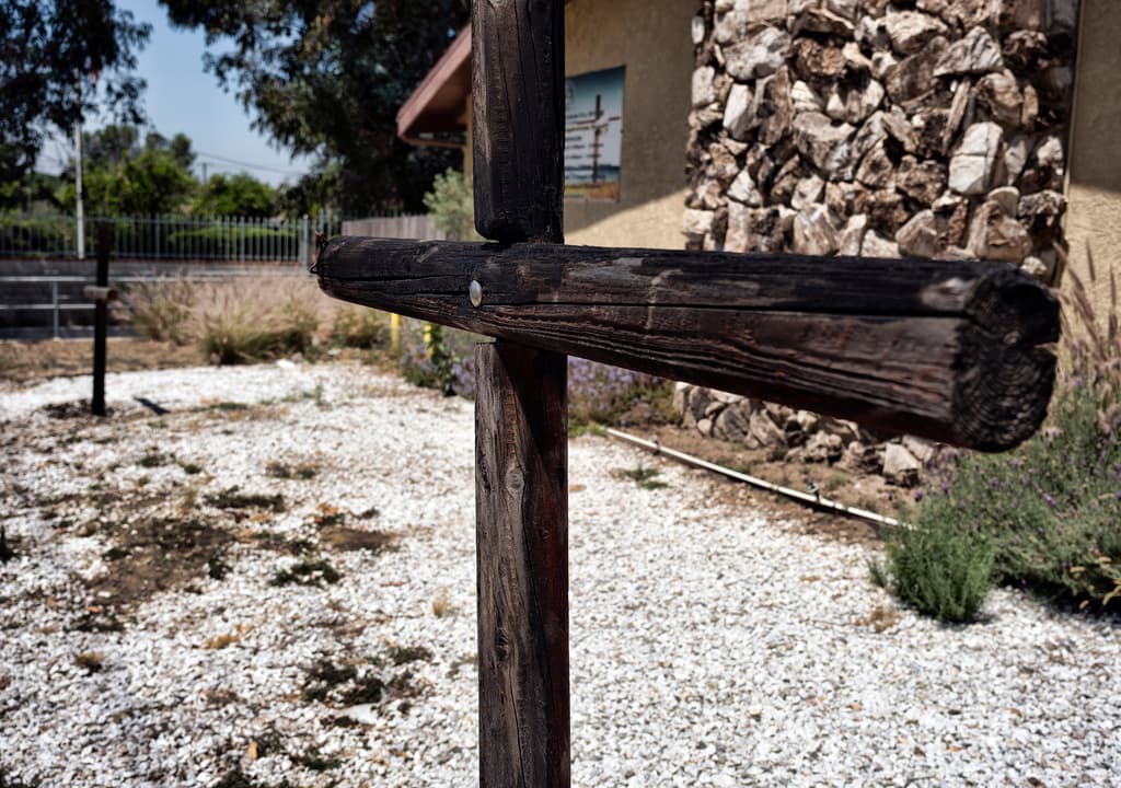 Los investigadores se llevaron un pedazo de una de las cruces quemadas, pero el pastor dijo que los feligreses la arreglarán para que todas queden como antes.