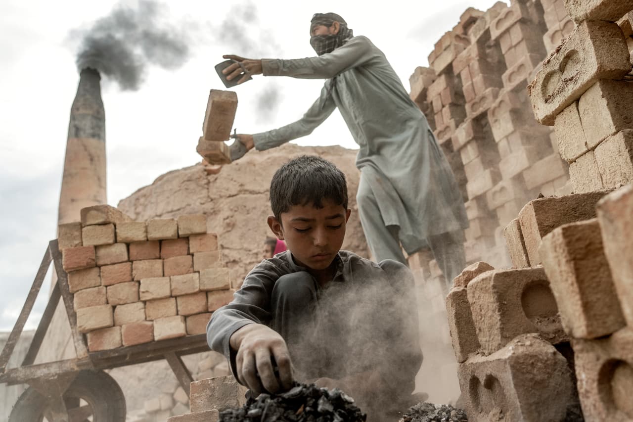 El número de niños que trabajan, que ha sido históricamente alto en Afganistán, ahora está creciendo en buena parte impulsado por el colapso de la economía tras 
<a href="https://www.univision.com/noticias/mundo/diez-imagenes-sobre-como-viven-las-mujeres-afganas-a-un-ano-del-regreso-taliban-fotos">la llegada de los talibanes al poder en 2021</a> y el fin de la ayuda financiera internacional.
