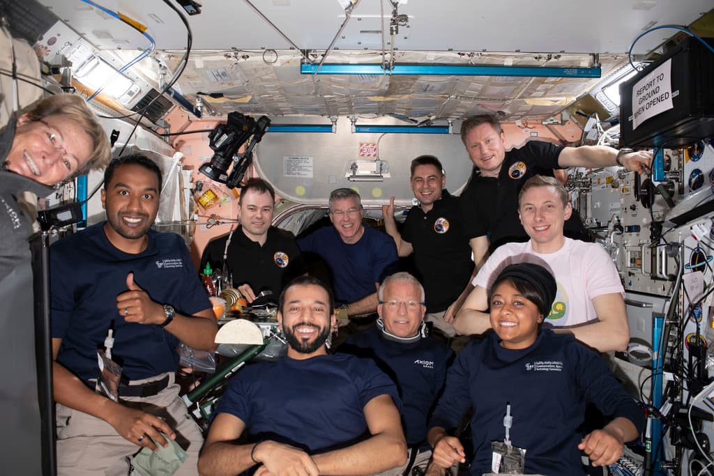 <a href="https://www.univision.com/local/miami-wltv/frank-rubio-le-tomo-cinco-anos-entrenar-para-ser-astronauta-y-realizar-su-viaje-al-espacio">Rubio, de 47 años, es médico militar y piloto de helicóptero.</a> La semana pasada dijo en una conferencia de prensa que nunca habría aceptado pasar un año entero en el espacio si se lo hubieran preguntado en un principio. Finalmente se perdió hitos familiares importantes, como cuando 
<b>su hija mayor completó su primer año en la Academia Naval de Estados Unidos y el ingreso de otro de ellos en West Point.</b>
<br>