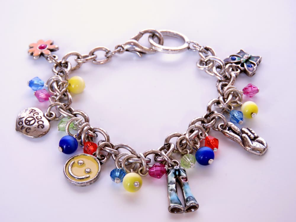 <b>ESCORPIÓN</b>
<br>Como a Aries, les funciona excelente una pequeña llave. Este se ve muy infantil, pero un brazalete de metal con pequeños amuletos que incluyan varias llaves y tréboles dejarán atrás muchas malas energías.