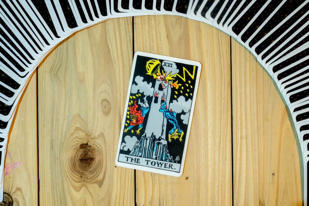 La Torre es otra de las cartas esenciales del Tarot, pues forma parte de los 22 Arcanos Mayores. Con el número 16, su simple imagen es señal de temor, pero como verás a continuación, todo regresa a la oportunidad de sacar el mejor provecho a ella y ver qué tomar de su lección para crecer y seguir adelante.
