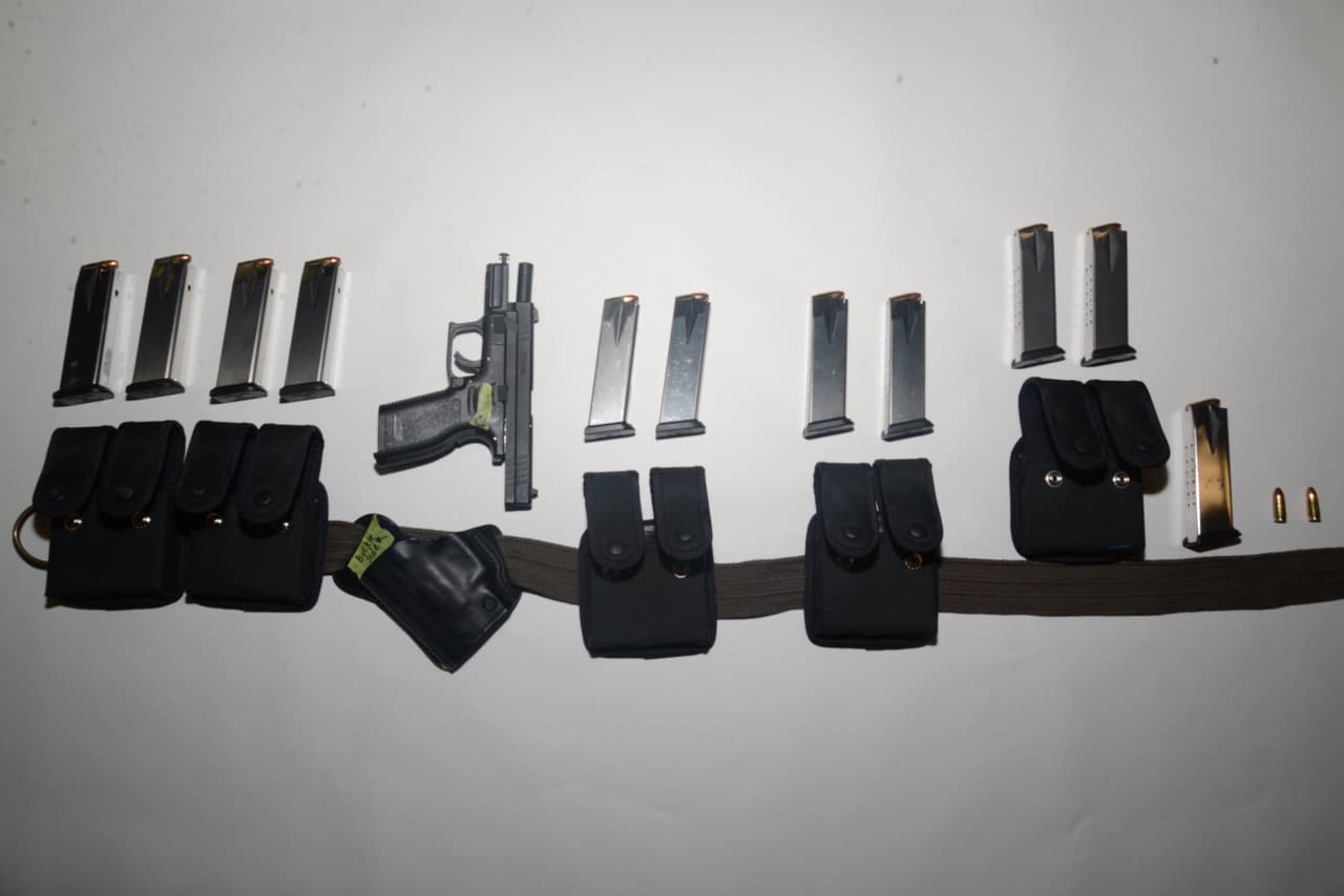 Detectives de la oficina del Alguacil del condado confirmaron que Cassidy estaba 
<a href="https://www.univision.com/local/san-francisco-kdtv/sam-cassidy-tiroteo-masivo-vta-san-jose-armas-semiautomaticas">armado con tres pistolas semiautomáticas 9mm y cientos de municiones en 32 cargadores de alta capacidad</a> listos para usar. Cada uno de ellos podía almacenar entre 12 y 15 balas, pese a que la 
<a href="https://oag.ca.gov/news/press-releases/attorney-general-becerra-continues-defense-california%E2%80%99s-large-capacity-magazine" target="_blank">ley en California permite un máximo de 10</a>.