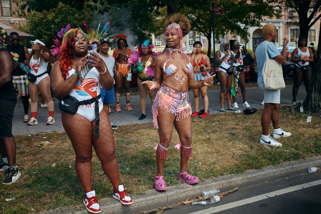 La fiesta continuó para otros asistentes al desfile del West Indian Day, ajenos al tiroteo calificado por la policía de Nueva York como "intencional".