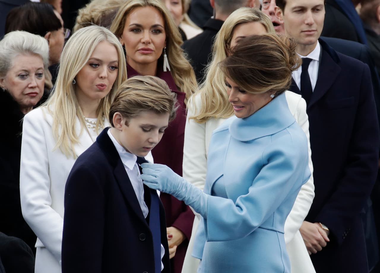 Aunque su madre intentó vigilar su atuendo, Barron Trump pareció tomar distancia. 
<b><a href="http://heavy.com/news/2016/07/barron-trump-melania-trump-son-age-donald-youngest-kid-child-about-photos-who-is-children/2/">Según declaraciones de la propia Melania</a>, </b>Barron pasa mucho tiempo con ella, una vez que ella considera que la crianza del pequeño es su principal trabajo.