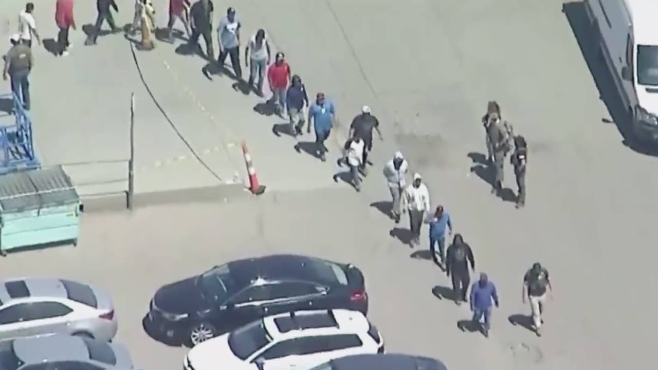 "Lo vi angustiado": madre reconoce a su hijo durante transmisión en TV de la redada de ICE en California