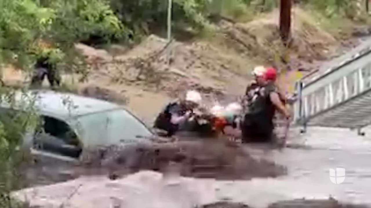 Dramático video del rescate de tres personas en aguas rápidas en una inundación repentina en Arizona
