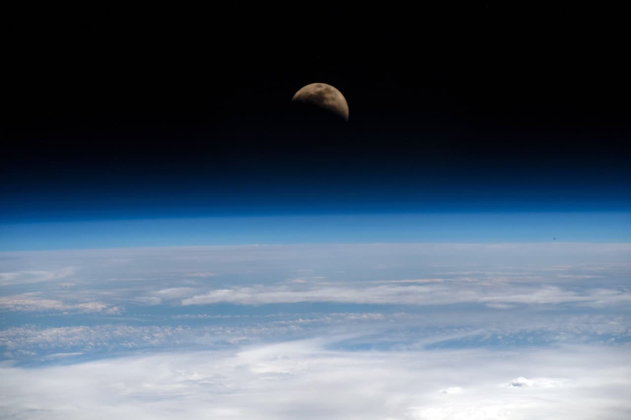 "Veo la Luna, y la Luna me ve a mí". Al mirar la salida de la Luna sobre la Tierra, recuerdo la canción que se canta a los bebés durante generaciones, y pienso en las generaciones venideras que llamarán a la Luna hogar. #Artemis”, escribió Hague el 14 de agosto. Durante su estadía de más de seis meses en la ISS el astronauta se refirió en varias ocasiones al 
<a href="https://www.nasa.gov/artemis" target="_blank">programa Artemis</a>, con el que NASA planea llevar personas a la luna otra vez en 2024.
