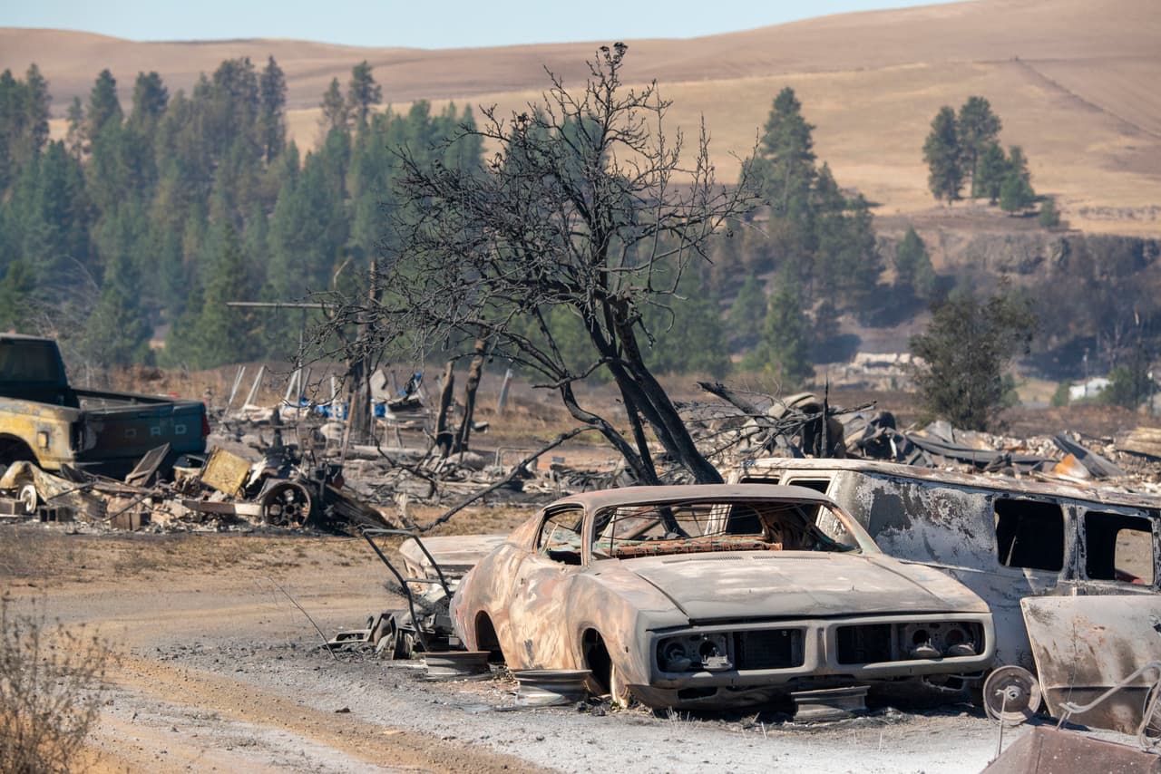 El incendio de Cold Springs, al sur de Omak, en el 
<a href="https://www.univision.com/temas/washington-estado">estado de Washington</a>, había arrasado hasta este jueves con 163,000 acres. En esta imagen se pueden ver vehículos destrozados por las llamas en Maldin.