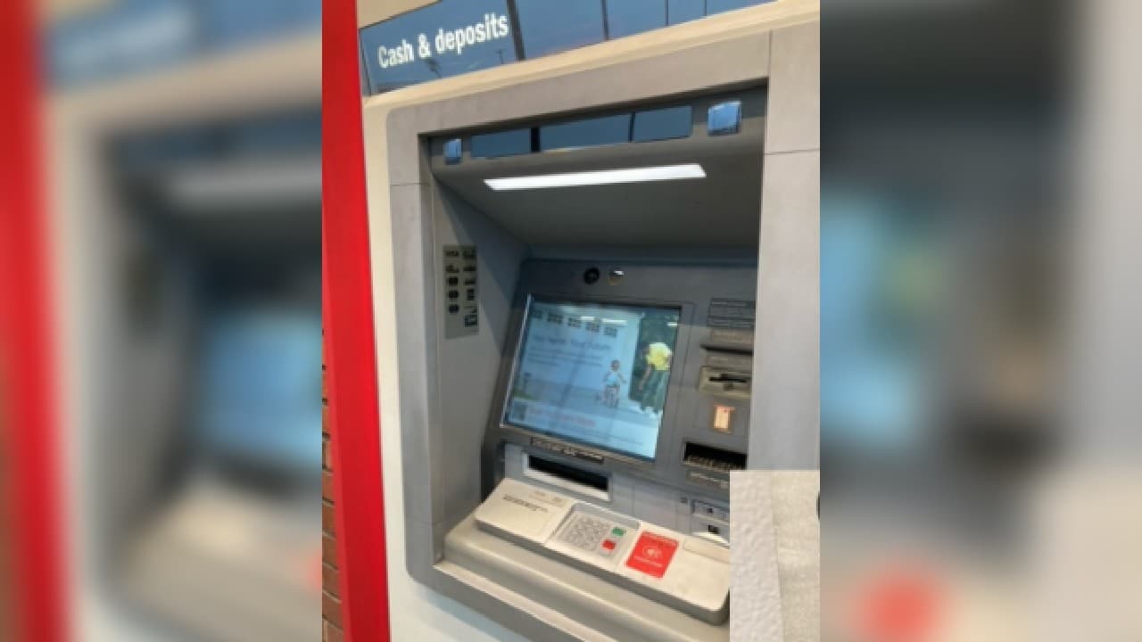 Oficiales del Departamento de Policía de San Bernanrdino fueron enviados al Bank of America ubicado en 2011 E. Avenida Highland después de que dos sospechosos fueran observados a través de cámaras de vigilancia de transmisión en vivo conectando un dispositivo de rodaje debajo de la pegatina colocada en el lado de un cajero automático.